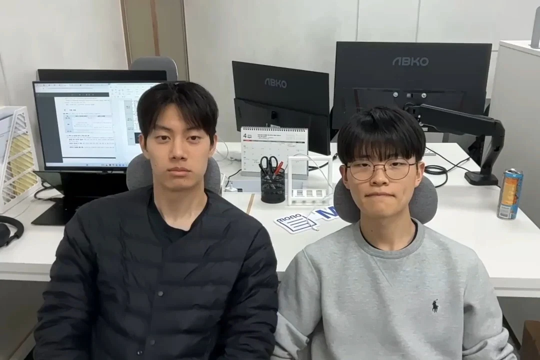 실내에 함께 앉아 있는 두 사람
